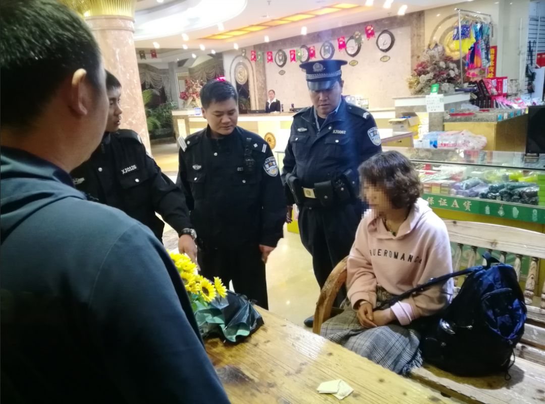 关于球场外抓捕小偷一幕发生，警方及时处置维护秩序的信息