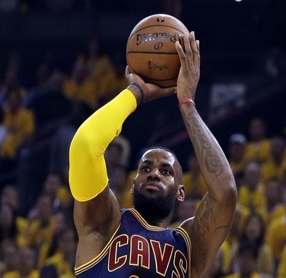 NBA巨星在赛场上闪耀光芒