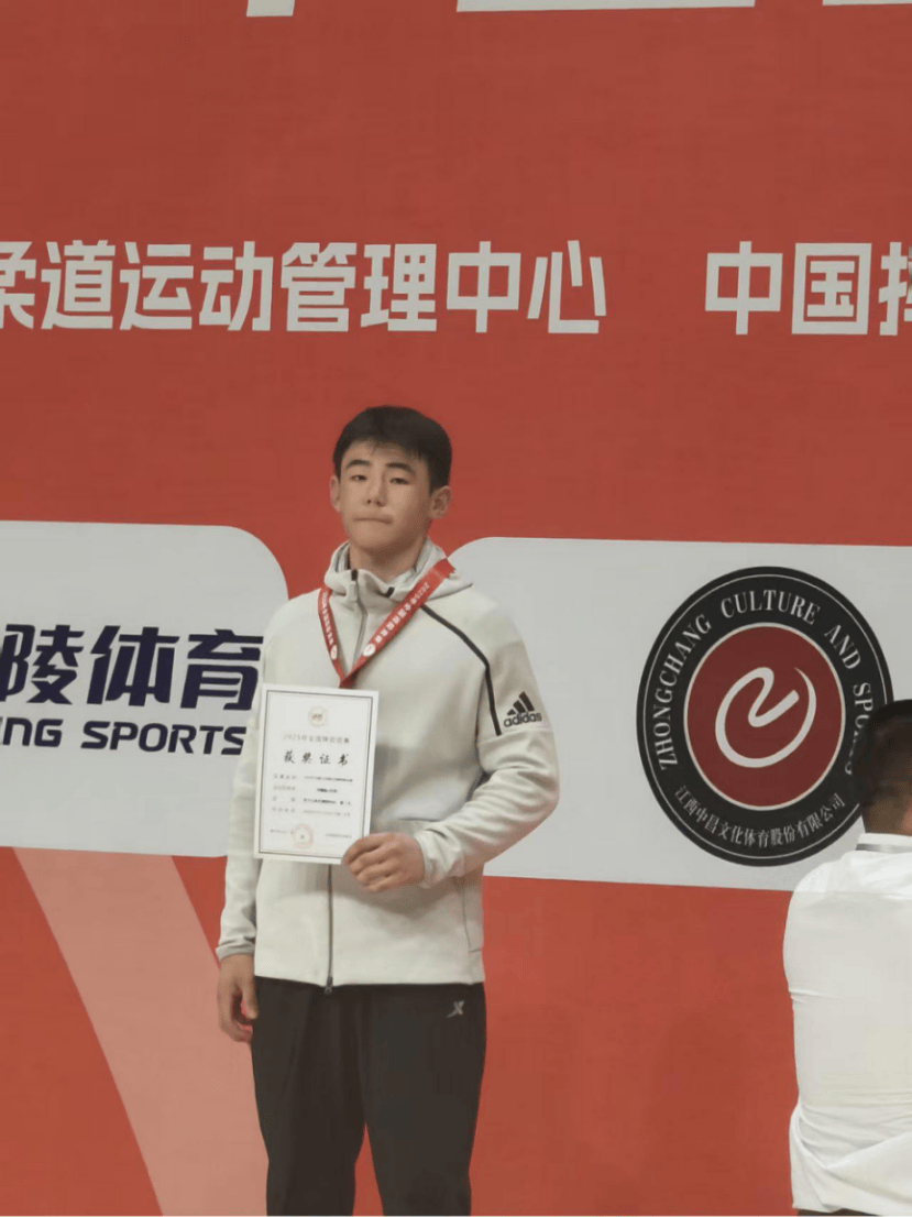 运动员实现突破,团体斩获银牌