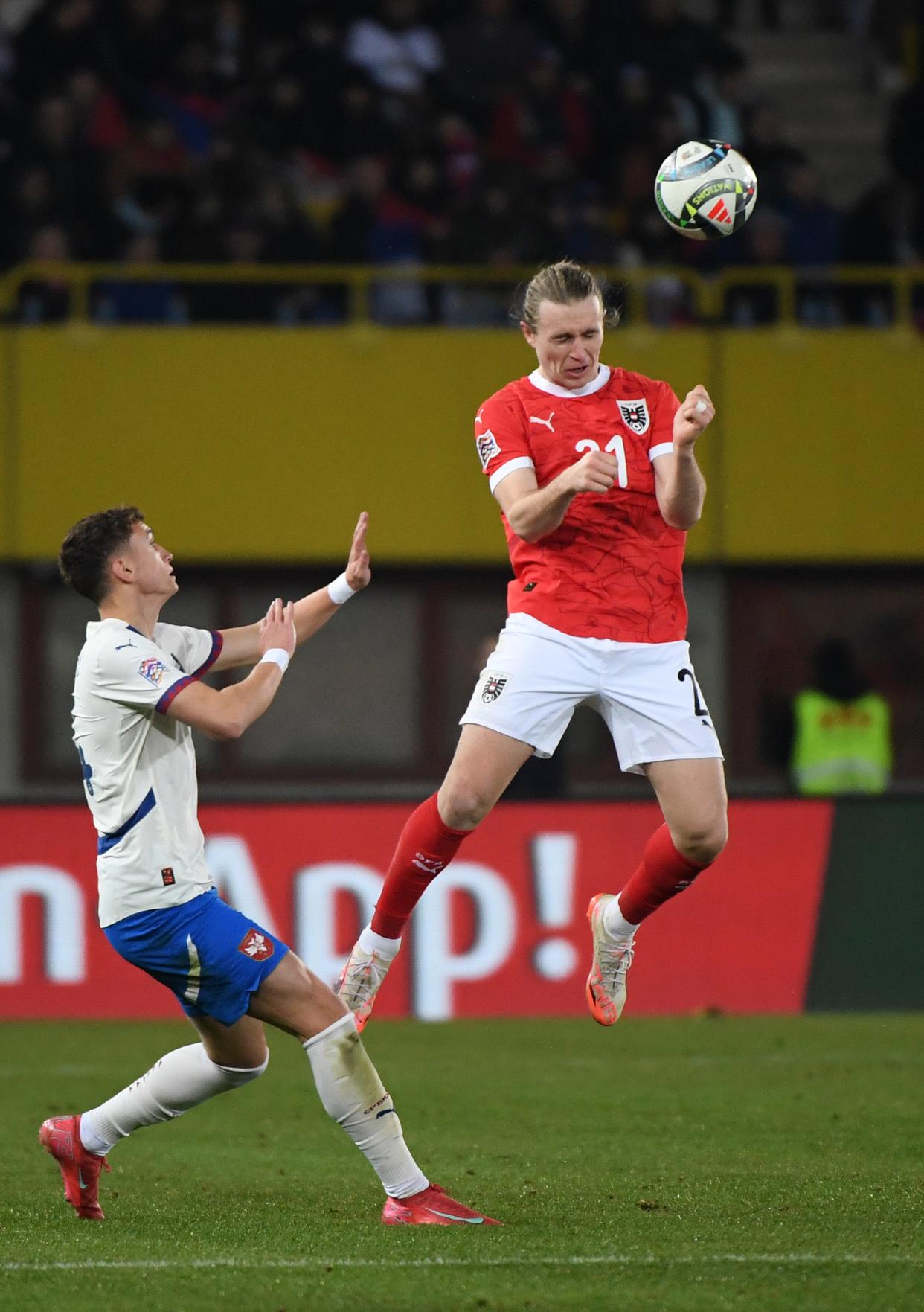 塞尔维亚队角逐激烈，欧预赛冲刺势头强劲