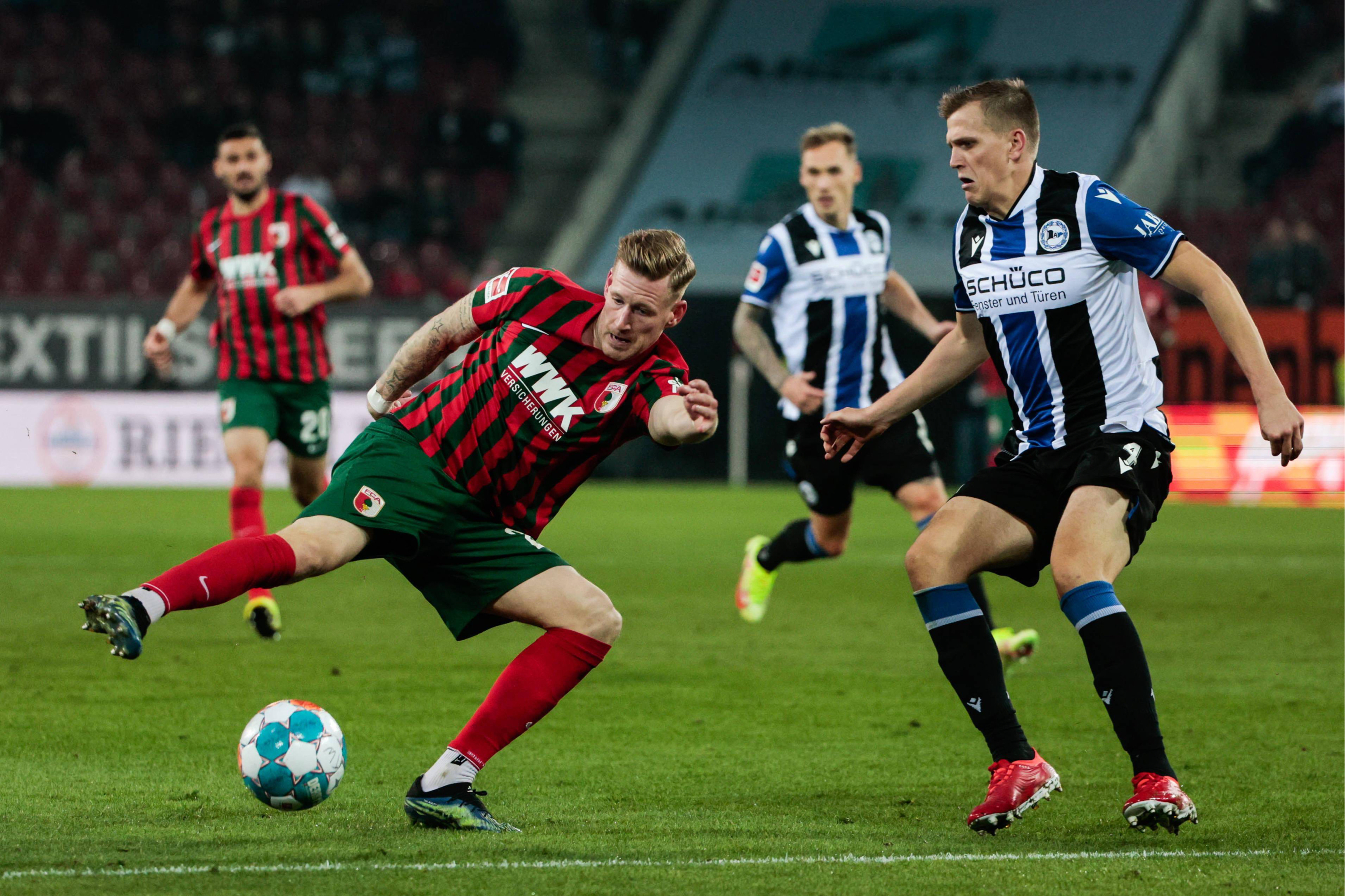 精彩足球比赛中选手们发挥出色