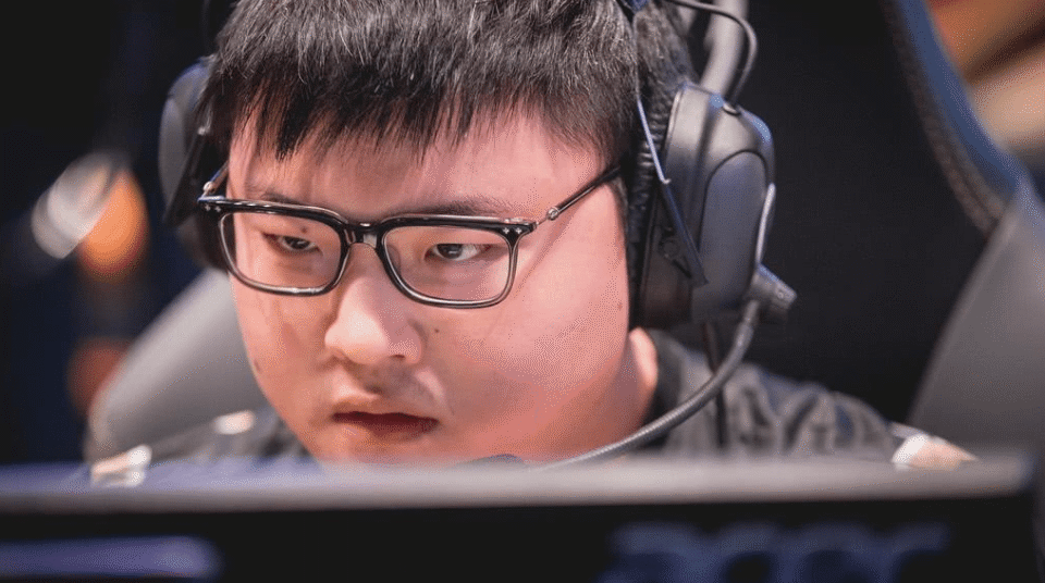 HLE绝杀RNG，Uzi完成史诗逆转宿敌对决四强赛，留下经典瞬间的简单介绍